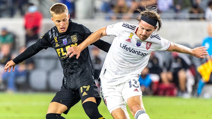 Bryce Duke (LAFC) disputa el esférico contra Nick Besler (RSL).