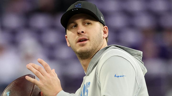 Detroit Lions quarterback Jared Goff (16) warms up before the game against the Minnesota Vikings 