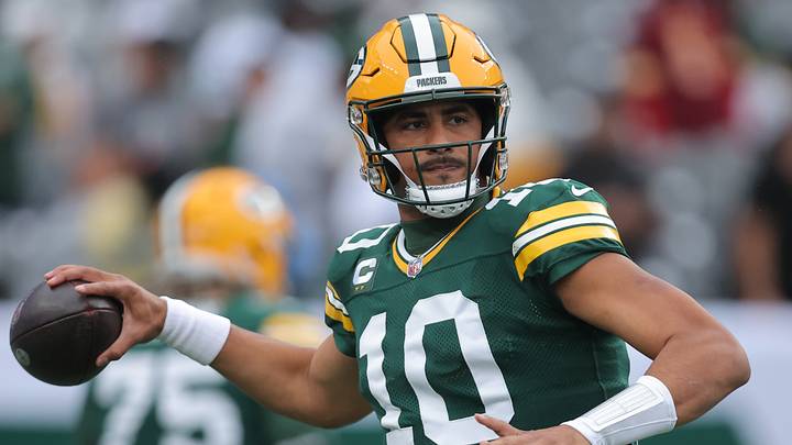 Green Bay Packers quarterback Jordan Love (10) warms up prior to a game against the New York Jets at MetLife Stadium.  