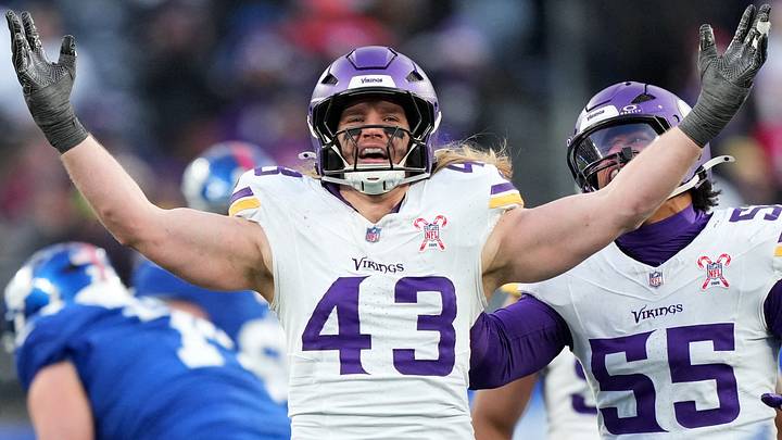 Fan-favorite OLB Andrew Van Ginkel is one of the five Vikings who deserve contract extensions for their early-season effort. 