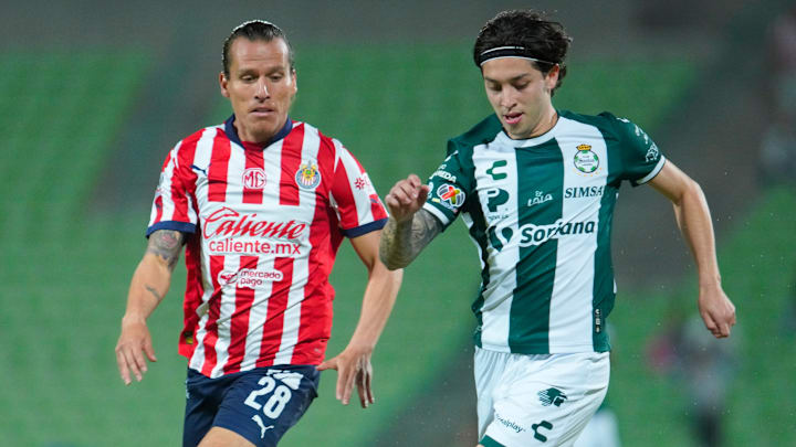 Rubén González de Chivas y Jordan Carrillo de Santos Laguna durante el Apertura 2024