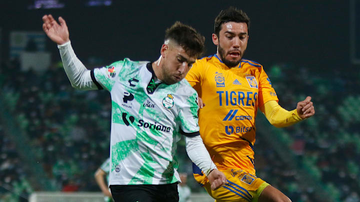 El uruguayo Fernando Gorriarán y Juan Pablo Vigón en el empate 1-1 entre Santos Laguna y Tigres.