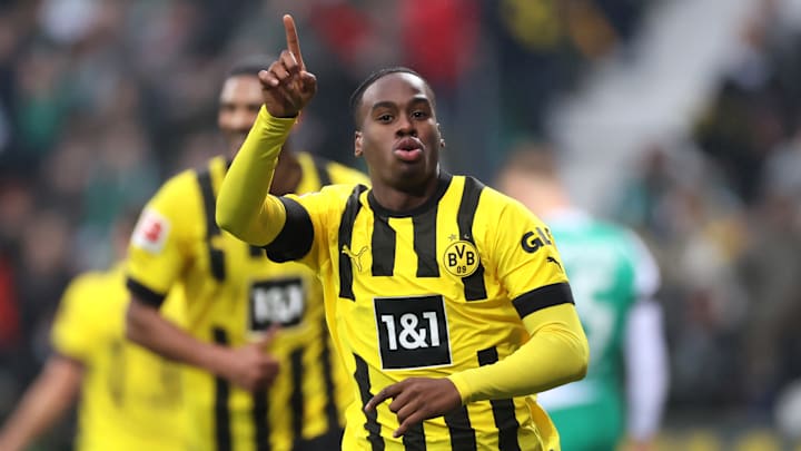 Jamie Bynoe-Gittens comemora o gol marcado na partida do Borussia Dortmund contra o Werder Bremen