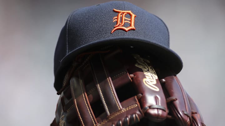 Detroit Tigers hat and glove