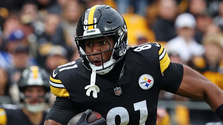 Nov 2, 2025; Pittsburgh, Pennsylvania, USA; Pittsburgh Steelers tight end Jonnu Smith (81) runs the ball during the second half against the Indianapolis Colts at Acrisure Stadium. Mandatory Credit: Charles LeClaire-Imagn Images