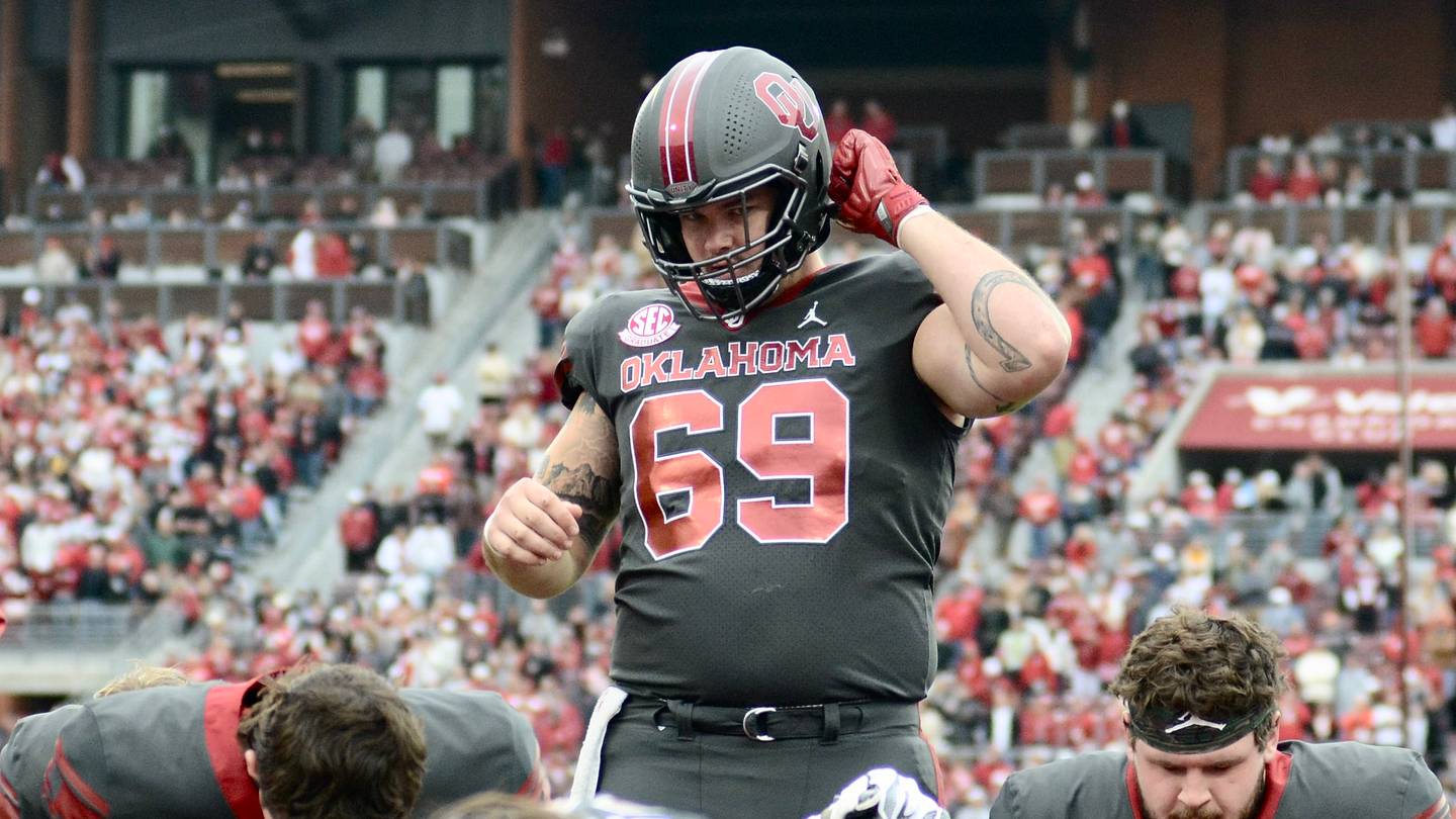 Oklahoma's Jake Maikkula Continuing to Guide Sooners' Young Linemen Despite Injury