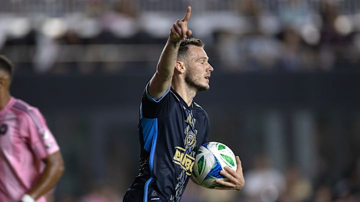 Tom Bogert confirmó que el Columbus Crew ha llegado a una cuerdo para adquirir al centrocampista húngaro Daniel Gazdag del Philadelphia Union. Tom Bogert confirmó que el Columbus Crew ha llegado a una cuerdo para adquirir al centrocampista húngaro Daniel Gazdag del Philadelphia Union.