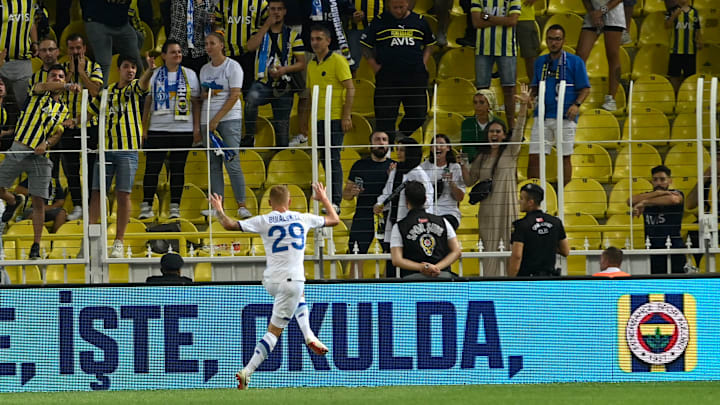 La célébration de Buyalsky après son but contre Fenerbahçe a agacé le public turc, qui s'est vengé...