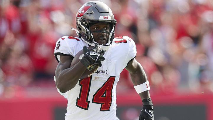 Oct 22, 2023; Tampa, Florida, USA; Tampa Bay Buccaneers wide receiver Chris Godwin (14) runs with the ball against the Atlanta Falcon in the fourth quarter at Raymond James Stadium. Mandatory Credit: Nathan Ray Seebeck-Imagn Images Oct 22, 2023; Tampa, Florida, USA; Tampa Bay Buccaneers wide receiver Chris Godwin (14) runs with the ball against the Atlanta Falcon in the fourth quarter at Raymond James Stadium. Mandatory Credit: Nathan Ray Seebeck-Imagn Images