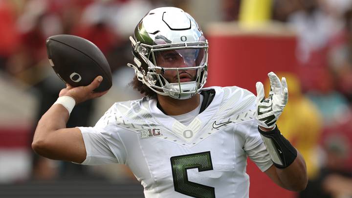 Oregon Ducks quarterback Dante Moore Oregon Ducks quarterback Dante Moore