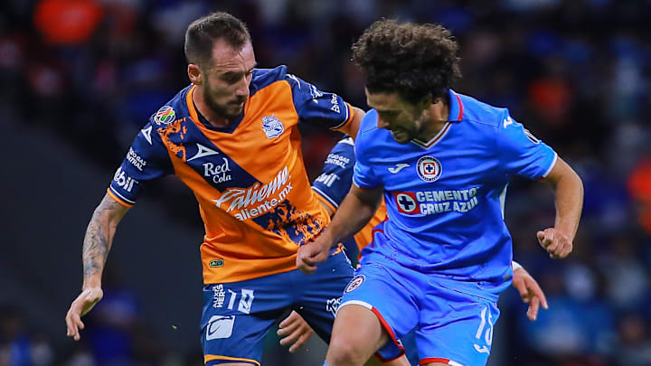 El argentino Federico Mancuello de Puebla y el uruguayo Ignacio Rivero de Cruz Azul durante el Apertura 2022. El argentino Federico Mancuello de Puebla y el uruguayo Ignacio Rivero de Cruz Azul durante el Apertura 2022.