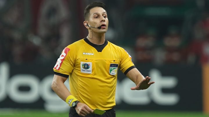 Paulo Roberto Alves Júnior marcou pênalti inexistente na classificação do Tombense sobre o Retrô na Copa do Brasil.