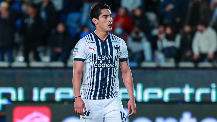 Érick Aguirre se fue expulsado por una dura entrada contra el colombiano Marino Hinestroza.