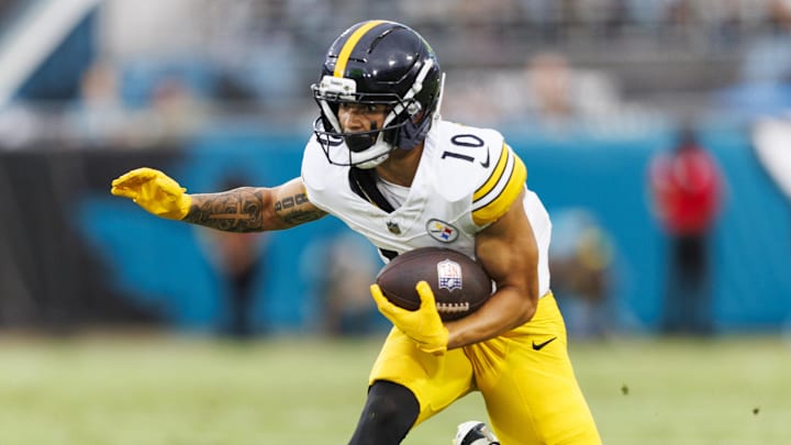 Aug 9, 2025; Jacksonville, Florida, USA; Pittsburgh Steelers wide receiver Roman Wilson (10) runs the ball against the Jacksonville Jaguars during the first quarter at EverBank Stadium. Mandatory Credit: Morgan Tencza-Imagn Images