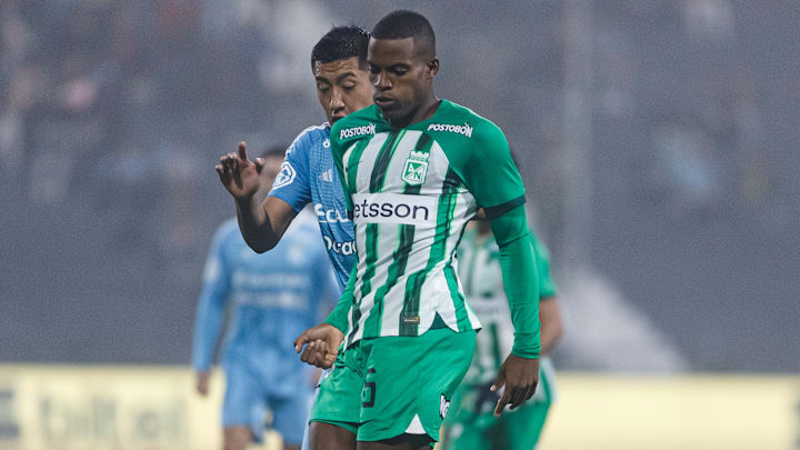 Andrés Román del Atlético Nacional durante un duelo contra el Sporting Cristal de Perú