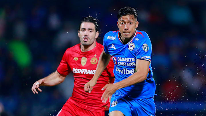 Antonio Briseño y Ángel Sepúlveda compiten por la pelota