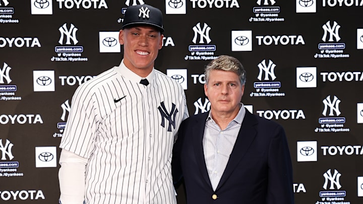 Hal Steinbrenner y Aaron Judge en una conferencia de prensa de los Yankees de Nueva York