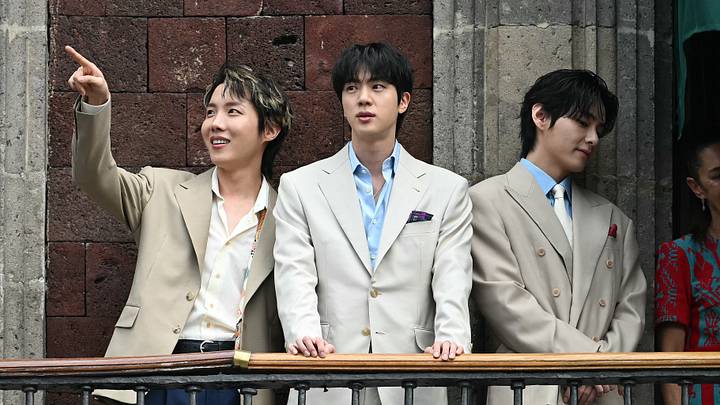 BTS takes a profile photo in Mexico