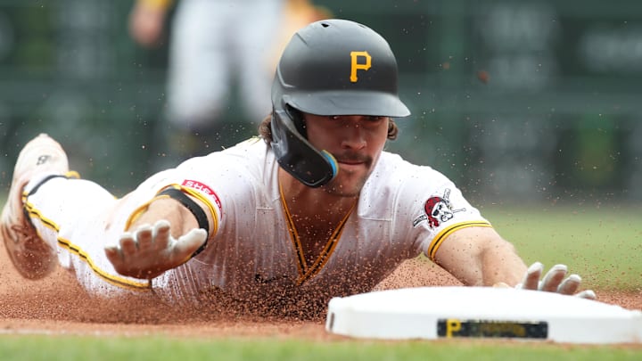 Pittsburgh Pirates second baseman Adam Frazier (26) slides
