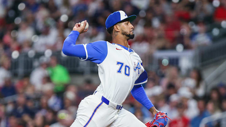 Sep 6, 2025; Cumberland, Georgia, USA; Atlanta Braves pitcher Rolddy Munoz (70) pitches the ball against the Seattle Mariners during the sixth inning at Truist Park. Mandatory Credit: Jordan Godfree-Imagn Images Sep 6, 2025; Cumberland, Georgia, USA; Atlanta Braves pitcher Rolddy Munoz (70) pitches the ball against the Seattle Mariners during the sixth inning at Truist Park. Mandatory Credit: Jordan Godfree-Imagn Images
