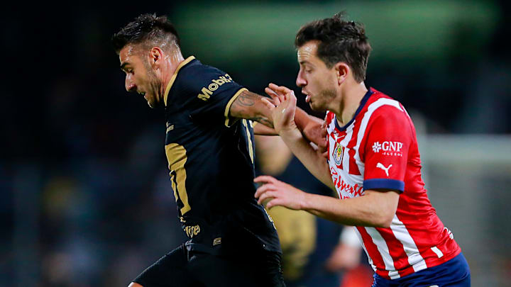 El argentino 'Toto' Salvio de Pumas y Alan Mozo de Chivas durante el Clausura 2023. El argentino 'Toto' Salvio de Pumas y Alan Mozo de Chivas durante el Clausura 2023.