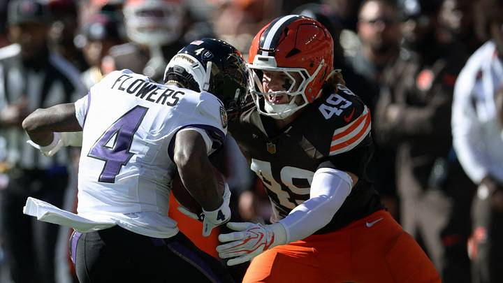 Cleveland Browns linebacker Carson Schwesinger looks to make a tackle on Ravens wideout Zay Flowers.
