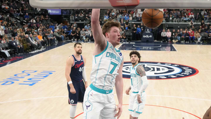 Jan 12, 2026; Inglewood, California, USA; Charlotte Hornets guard Kon Knueppel (7) dunks the ball in the second half against the LA Clippers at the Intuit Dome. Mandatory Credit: Kirby Lee-Imagn Images