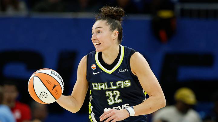 May 20, 2026; Chicago, Illinois, USA; Dallas Wings forward Jessica Shepard (32) brings the ball up court against the Chicago Sky during the second half at Wintrust Arena. Mandatory Credit: Kamil Krzaczynski-Imagn Images May 20, 2026; Chicago, Illinois, USA; Dallas Wings forward Jessica Shepard (32) brings the ball up court against the Chicago Sky during the second half at Wintrust Arena. Mandatory Credit: Kamil Krzaczynski-Imagn Images