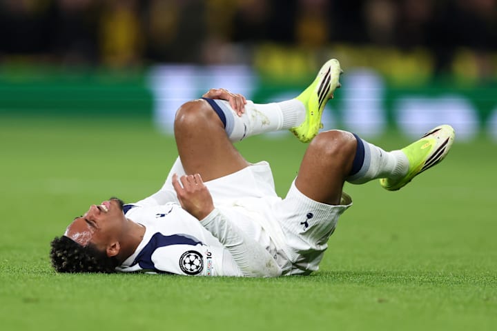 Wilson Odobert holding his leg.