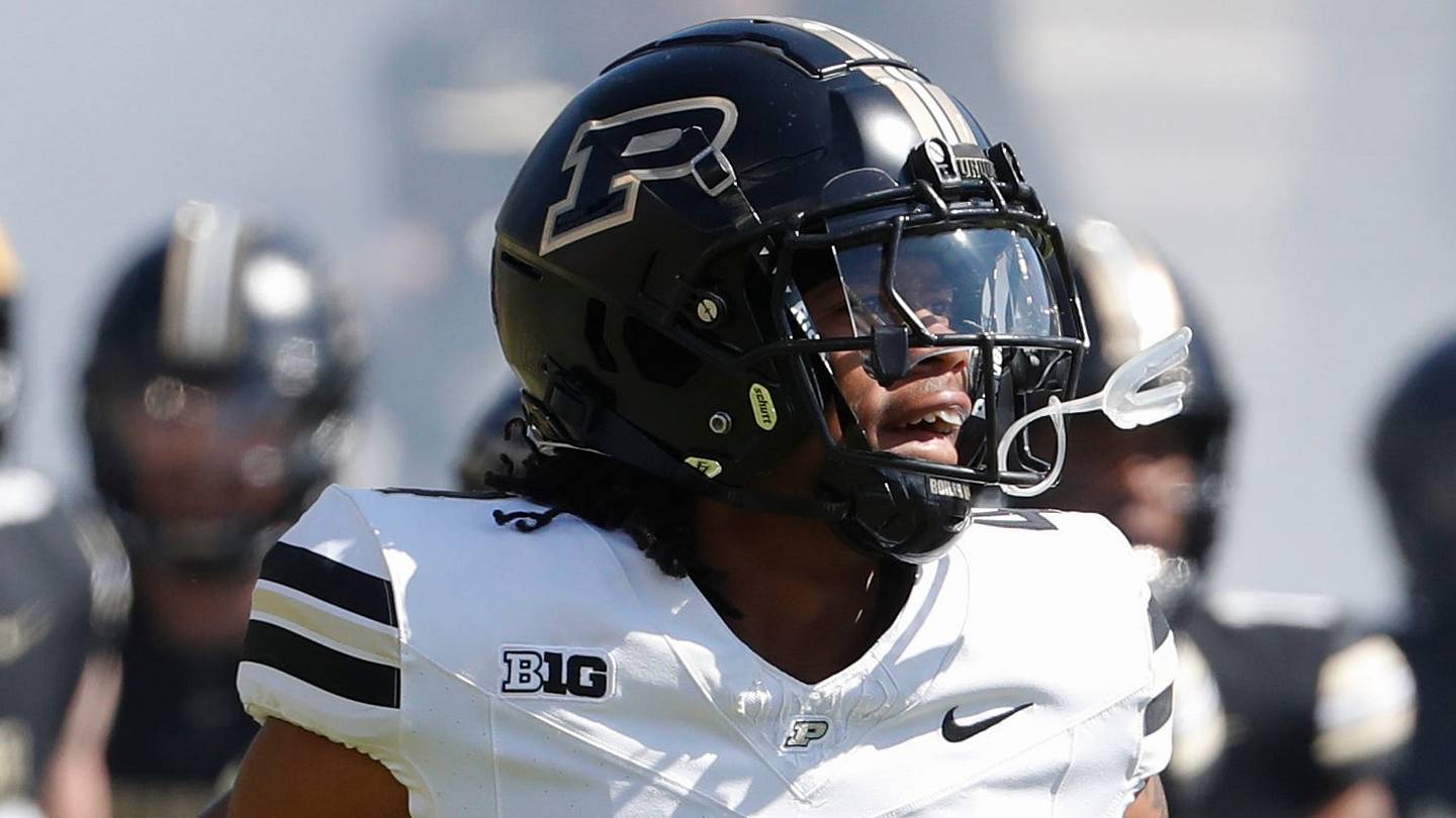 Giocatori di Purdue e Indiana State in campo durante la partita di apertura della stagione