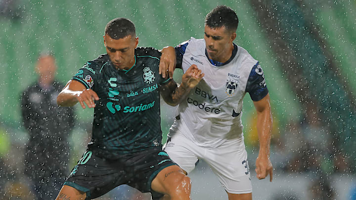 El uruguayo Franco Fagúndez de Santos Laguna y el argentino Jorge Rodríguez de Rayados en el Apertura 2024