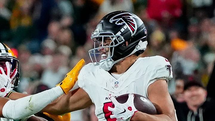 Atlanta Falcons wide receiver Drake London (5) stiff-arms Green Bay Packers cornerback Brandon Cisse (2) after making a catch on Thursday, Sept. 24, 2026, at Lambeau Field in Green Bay, Wisconsin. The Falcons won the game, 35-14.
Tork Mason/Green Bay Press-Gazette