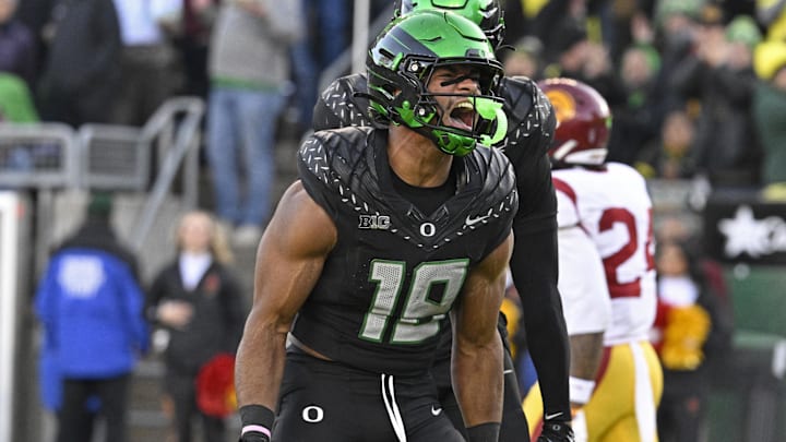 Oregon Ducks tight end Kenyon Sadiq 