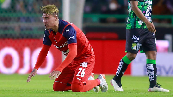 Pese al gol de Cristián Calderón, Chivas cayó 2-1 frente a León en el último minuto.