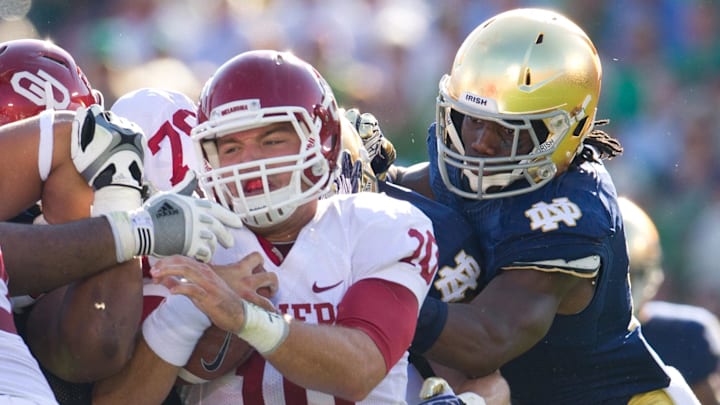 Sep 28, 2013; South Bend, IN, USA; Oklahoma Sooners quarterback Blake Bell (10) carries the ball as Notre Dame Fighting Irish linebacker Jaylon Smith (9) defends in the second quarter at Notre Dame Stadium. Mandatory Credit: Matt Cashore-Imagn Images