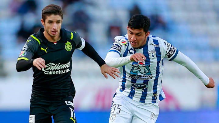 Isaác Brizuela de Chivas es marcado por Bryan González de Pachuca. Isaác Brizuela de Chivas es marcado por Bryan González de Pachuca.