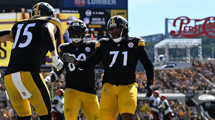 Sep 27, 2026; Pittsburgh, Pennsylvania, USA; Pittsburgh Steelers wide receiver Ben Skowronek (15) celebrates with tight end Darnell Washington (80) and offensive tackle Max Iheanachor (71) after a touchdown during the first quarter against the Cincinnati Bengals at Acrisure Stadium. Sep 27, 2026; Pittsburgh, Pennsylvania, USA; Pittsburgh Steelers wide receiver Ben Skowronek (15) celebrates with tight end Darnell Washington (80) and offensive tackle Max Iheanachor (71) after a touchdown during the first quarter against the Cincinnati Bengals at Acrisure Stadium.