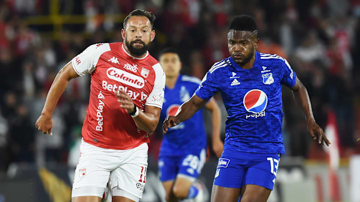 El uruguayo Matías Mier del Independiente y Elvis Perlaza de Millonarios durante el Apertura 2022.