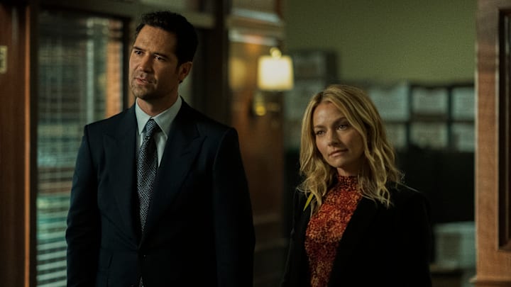 Lincoln Lawyer. (L to R) Manuel Garcia-Rulfo as Mickey Haller, Becki Newton as Lorna in episode 101 of Lincoln Lawyer. Cr. Lara Solanki/Netflix © 2022
