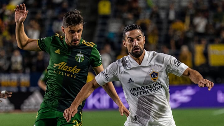Josecarlos Van Rankin del Portland Timbers y Sebastian Lletget del Galaxy de Los Ángeles en la temporada 2021.