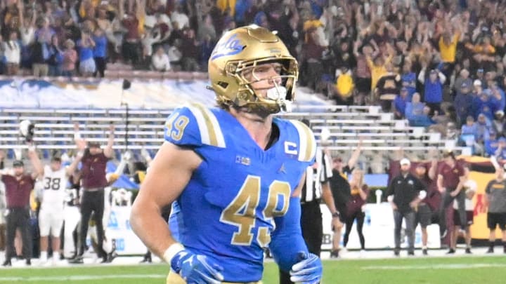 Oct 12, 2024; Pasadena, California, USA; Minnesota Golden Gophers running back Darius Taylor (1) scores the game-winning touchdown against UCLA Bruins linebacker Carson Schwesinger (49) at Rose Bowl. Mandatory Credit: Robert Hanashiro-Imagn Images Oct 12, 2024; Pasadena, California, USA; Minnesota Golden Gophers running back Darius Taylor (1) scores the game-winning touchdown against UCLA Bruins linebacker Carson Schwesinger (49) at Rose Bowl. Mandatory Credit: Robert Hanashiro-Imagn Images
