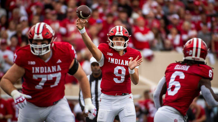 Indiana's Kurtis Rourke (9) passes to Justice Ellison (6) against Michigan at Memorial Stadium.
