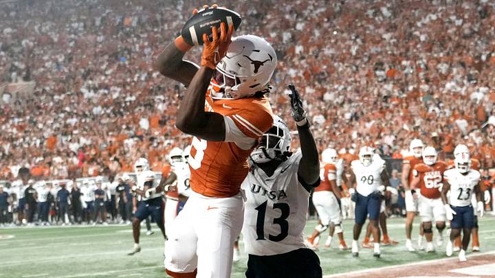 Texas Longhorns WR Cam Coleman catches a touchdown pass while defended by UTSA Roadrunners CB RJ Lester Jr.
