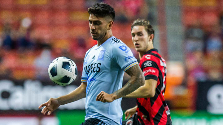 Francisco Venegas de Tigres y Marcelo Ruiz de Xolos durante el Grita México 2021 de la Liga MX.