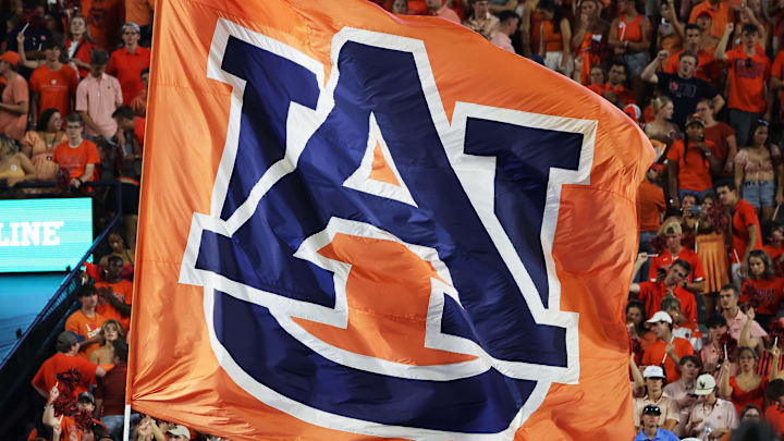 Auburn is in the hunt to land a top offensive lineman recruit