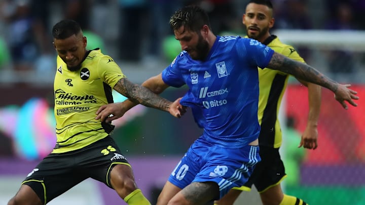 El ecuatoriano Jefferson Intriago de Mazatlán y el francés André-Pierre Gignac de Tigres durante el Apertura 2022. El ecuatoriano Jefferson Intriago de Mazatlán y el francés André-Pierre Gignac de Tigres durante el Apertura 2022.