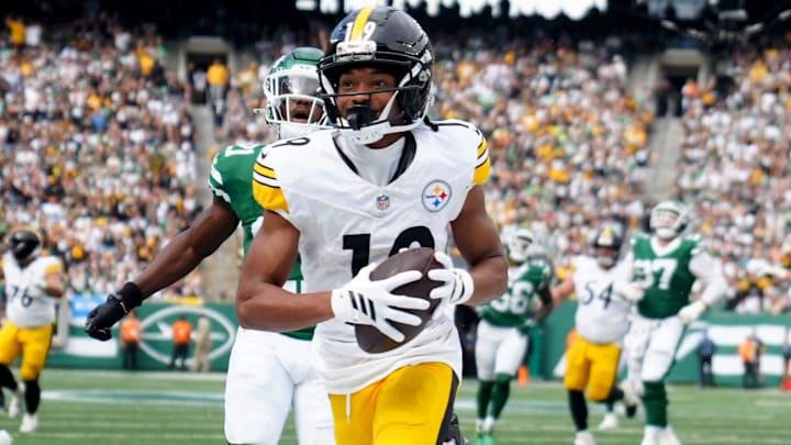 Pittsburgh Steelers wide receiver Calvin Austin III (19) scores a touchdown in the fourth quarter, Sunday, September 7, 2025, in East Rutherford.