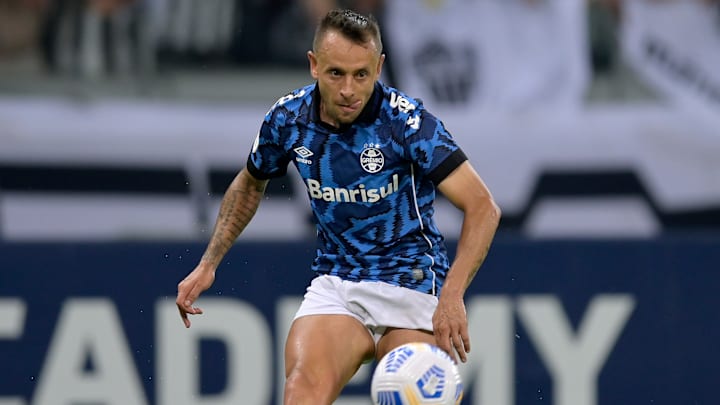 Rafinha decidirá seu futuro em janeiro