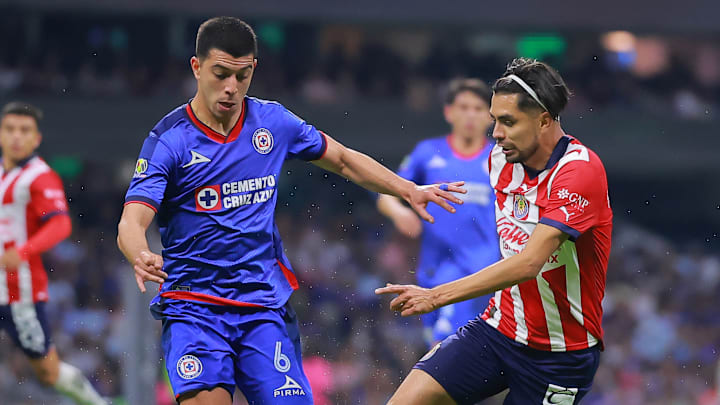 Erik Lira de Cruz Azul y Ricardo Marín de Chivas durante el C2024 Erik Lira de Cruz Azul y Ricardo Marín de Chivas durante el C2024