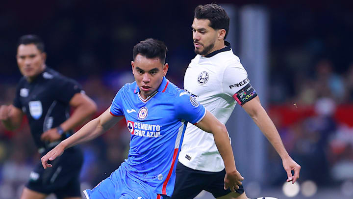 Charly Rodríguez de Cruz Azul y Henry Martín del América durante el Clásico Joven del Clausura 2023.